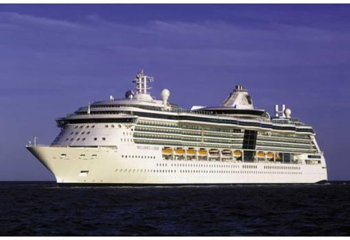 El Brilliance of the Seas refulgente fondeando en Grecia